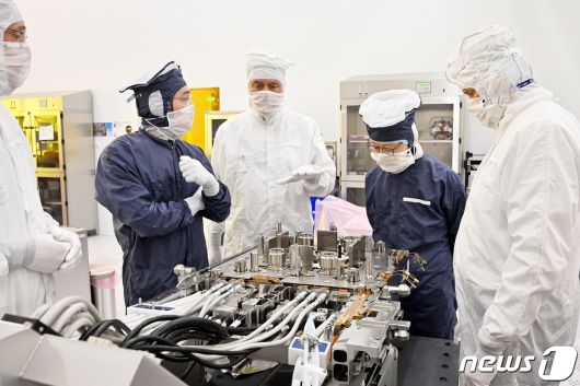 이재용 삼성전자 부회장이 14일(현지시간) 네덜란드 에인트호번에 위치한 ASML 본사에서 피터 베닝크 CEO, 마틴 반 덴 브링크 CTO 등과 함께 반도체 장비를 점검하고 있다. (삼성전자 제공) 2022.6.15/뉴스1