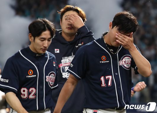 19일 오후 경남 창원NC파크에서 열린 '2023 신한은행 SOL KBO 포스트시즌' 와일드카드 결정전 1차전 NC 다이노스와 두산 베어스의 경기에서 NC에게 패배한 두산 선수들이 아쉬워하고 있다. 2023.10.19/뉴스1 ⓒ News1 윤일지 기자