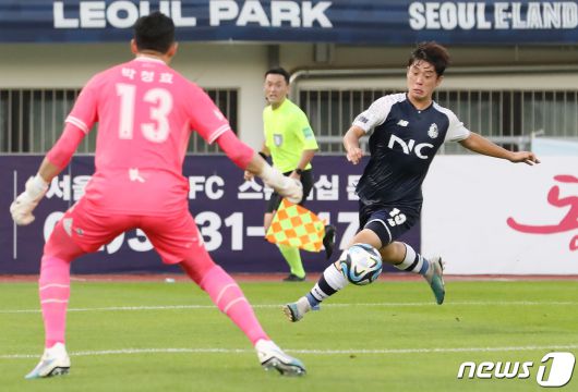 18일 오후 서울 양천구 목동종합운동장에서 열린 2023 하나원큐 K리그2 22라운드 서울 이랜드FC와 김포FC의 경기에서 이랜드 차승현이 슛을 하고 있다. 2023.7.18/뉴스1 ⓒ News1 김민지 기자