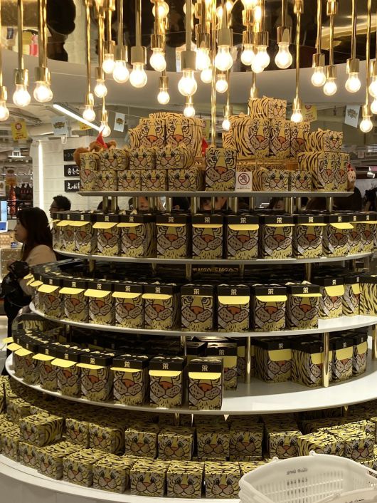 6일 일본 오사카 한신백화점 우메다본점에 한신 타이거스의 일본시리즈 우승 기념 상품이 매대 가득 진열돼 있다. (출처 : X @yuzuyumi_sdr 계정) 2023.11.06/