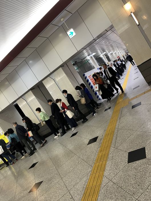 6일 일본 오사카 한신백화점 우메다 본점 앞에 타이거스 우승 기념 세일을 맞아 손님들이 길게 줄지어 서서 입점을 기다리고 있다. (출처 : @Butterfly101102 계정) 2023.11.06/