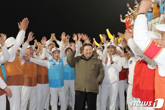 (평양 노동신문=뉴스1) = 북한 노동당 기관지 노동신문은 22일 전날인 21일 밤 발사한 군사정찰위성의 발사가 성공적으로 이뤄졌다고 주장했다. [국내에서만 사용가능. 재배포 금지. DB 금지. For Use Only in the Republic of Korea. Redistribution Prohibited] rodongphoto@news1.kr