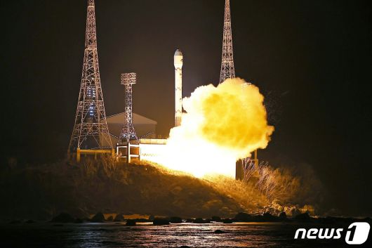 (평양 노동신문=뉴스1) = 북한 노동당 기관지 노동신문은 22일 전날인 21일 밤 발사한 군사정찰위성의 발사가 성공적으로 이뤄졌다고 주장했다. [국내에서만 사용가능. 재배포 금지. DB 금지. For Use Only in the Republic of Korea. Redistribution Prohibited] rodongphoto@news1.kr