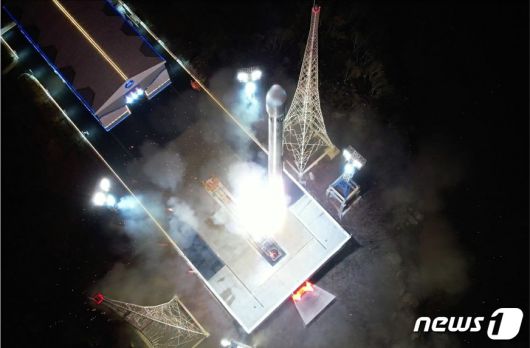 (평양 노동신문=뉴스1) = 하늘로 쏘아올려지는 북한의 발사체 '천리마 1호'[국내에서만 사용가능. 재배포 금지. DB 금지. For Use Only in the Republic of Korea. Redistribution Prohibited] rodongphoto@news1.kr