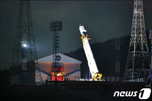 (평양 노동신문=뉴스1) = 기립하고 있는 북한의 발사체 '천리마 1호'[국내에서만 사용가능. 재배포 금지. DB 금지. For Use Only in the Republic of Korea. Redistribution Prohibited] rodongphoto@news1.kr