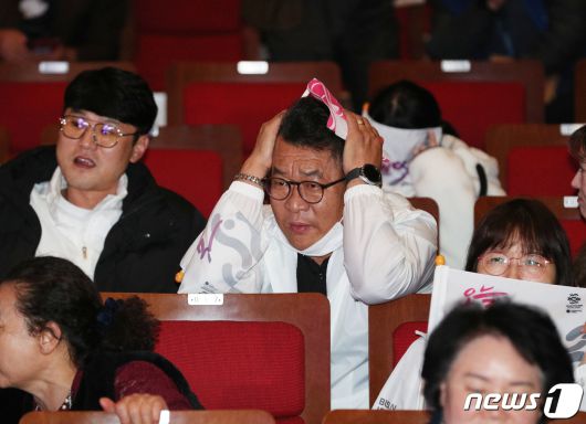 2030세계박람회(엑스포) 개최지 선정 투표가 실시된 29일 새벽 부산 동구 부산시민회관 대극장에서 열린 2030부산세계박람회 성공 유치 시민응원전에서 투표 결과 사우디아라비아 리야드가 엑스포 개최지로 선정되자 시민들이 아쉬워하고 있다. 2023.11.29/뉴스1 ⓒ News1 윤일지 기자