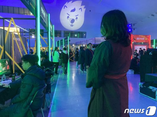 인디게임 '산나비'의 팬인 관람객이 게임의 주인공으로 분장하고 행사에 참여하고 있다 ⓒ News1 윤주영 기자