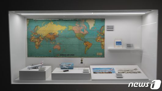 '중동행 비행기에 오른 사람들' 전시물. 2023.11.22/뉴스1 ⓒ News1 금준혁 기자