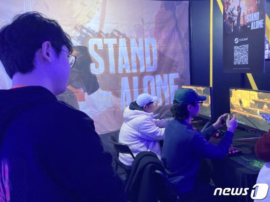 스튜디오 '리퓨엘'의 김형식 개발자가 방문객들의 플레이를 관찰하고 있다. ⓒ News1 윤주영 기자
