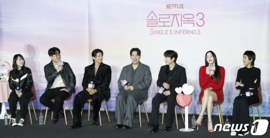 김정현 PD(왼쪽부터)와 김재원 PD와 MC 덱스, 한해, 규현, 이다희, 홍진경이 4일 서울 용산구 CGV용산아이파크몰에서 열린 넷플릭스 오리지널 예능 '솔로지옥' 시즌3 제작발표회에서 미소를 짓고 있다. '솔로지옥' 시즌3는 커플이 되어야만 나갈 수 있는 외딴 섬, 지옥도에서 펼쳐질 솔로들의 솔직하고 화끈한 데이팅 리얼리티 쇼다. 2023.12.4/뉴스1 ⓒ News1 권현진 기자