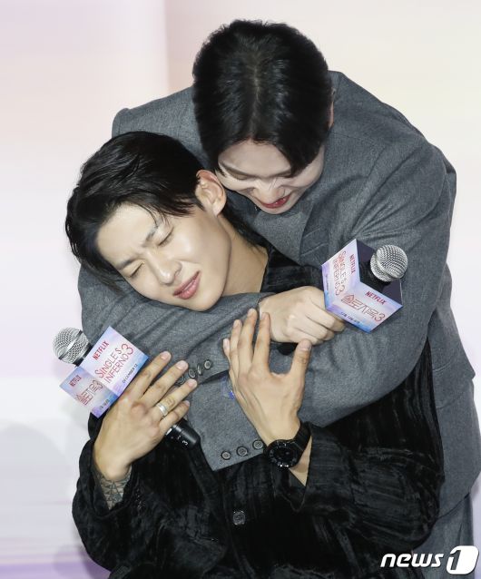 가수 한해(오른쪽)가 4일 서울 용산구 CGV용산아이파크몰에서 열린 넷플릭스 오리지널 예능 '솔로지옥' 시즌3 제작발표회에서 덱스에게 플러팅 포즈를 취하고 있다. '솔로지옥' 시즌3는 커플이 되어야만 나갈 수 있는 외딴 섬, 지옥도에서 펼쳐질 솔로들의 솔직하고 화끈한 데이팅 리얼리티 쇼다. 2023.12.4/뉴스1 ⓒ News1 권현진 기자