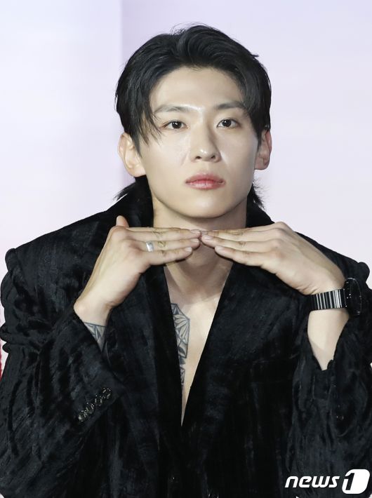 방송인 덱스가 4일 서울 용산구 CGV용산아이파크몰에서 열린 넷플릭스 오리지널 예능 '솔로지옥' 시즌3 제작발표회에서 포즈를 취하고 있다. '솔로지옥' 시즌3는 커플이 되어야만 나갈 수 있는 외딴 섬, 지옥도에서 펼쳐질 솔로들의 솔직하고 화끈한 데이팅 리얼리티 쇼다. 2023.12.4/뉴스1 ⓒ News1 권현진 기자