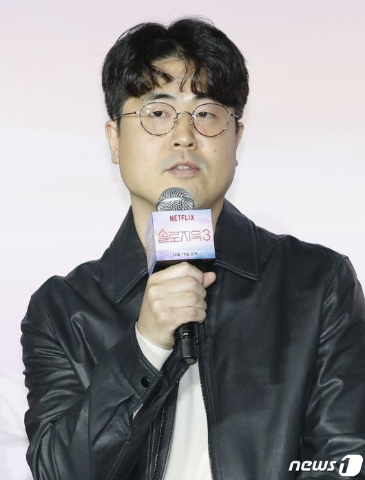 김재원 PD가 4일 서울 용산구 CGV용산아이파크몰에서 열린 넷플릭스 오리지널 예능 '솔로지옥' 시즌3 제작발표회에서 인사말을 하고 있다. '솔로지옥' 시즌3는 커플이 되어야만 나갈 수 있는 외딴 섬, 지옥도에서 펼쳐질 솔로들의 솔직하고 화끈한 데이팅 리얼리티 쇼다. 2023.12.4/뉴스1 ⓒ News1 권현진 기자