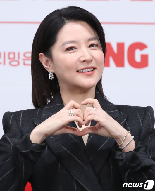 배우 이영애가 6일 서울 구로구 라마다 서울신도림호텔에서 열린 tvN 새 토일드라마 '마에스트라' 제작발표회에서 하트를 그리고 있다. ⓒ News1 권현진 기자