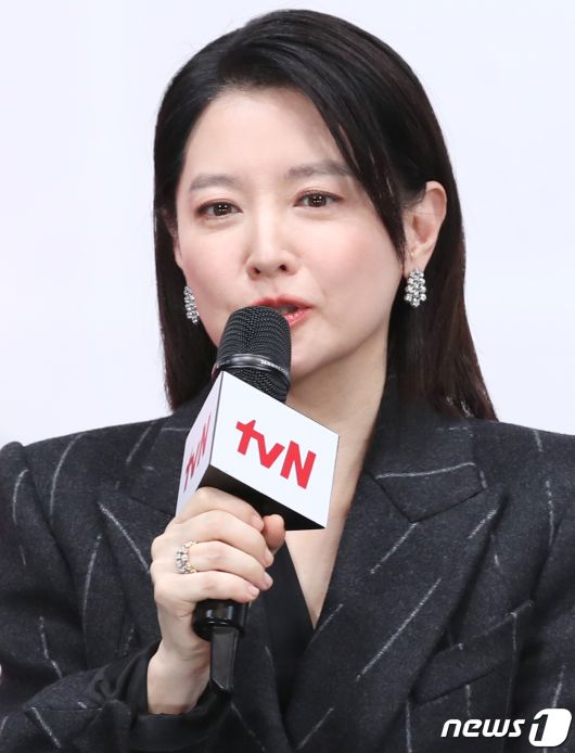 배우 이영애가 6일 서울 구로구 라마다 서울신도림호텔에서 열린 tvN 새 토일드라마 '마에스트라' 제작발표회에서 최근 국방위원 후원 논란 질문에 답하고 있다. ⓒ News1 권현진 기자