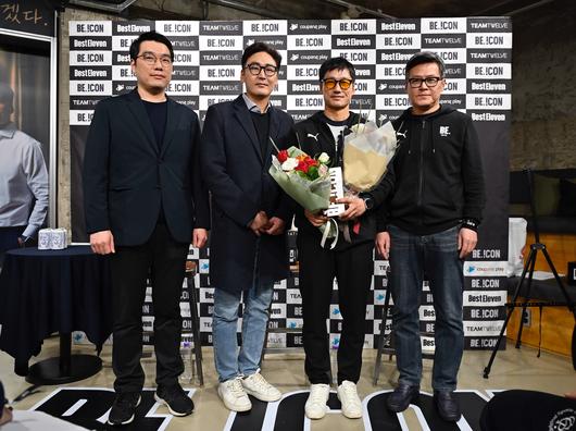 이정효 광주FC 감독(오른쪽에서 두번째)이 6일 BE. !con(비아이콘) 어워드' 시상식에서 '올해의 아이콘'을 수상하고 있다. (베스트일레븐 제공)