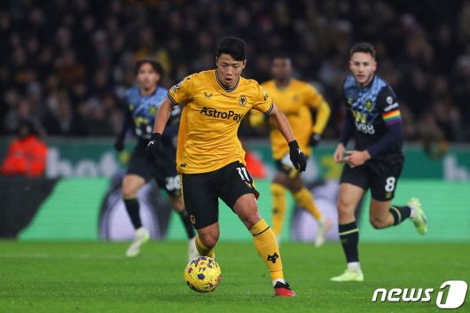 울버햄프턴의 황희찬이 5일(현지시간) 영국 울버햄프턴의 몰리뉴 스타디움에서 열린 EPL 번리와 경기 중 드리블을 하고 있다. 2023.11.6 ⓒ AFP=뉴스1 ⓒ News1 우동명 기자