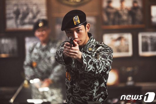 영화 '서울의봄'에서 배우 정해인이 '김오랑 중령'을 모티브로 한 오진호 소령 역할을 맡아 특전사령관을 지키려 총을 겨누는 모습.(네이버 무비클립)/뉴스1