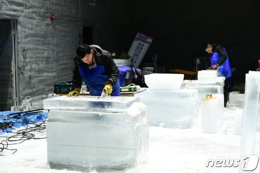 강원 화천 실내얼음조각광장 조성에 나선 작업자들.(화천군 제공)
