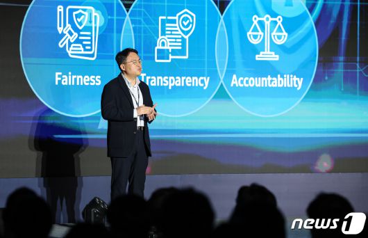 14일 오전 서울 서초구 삼성전자 서초사옥에서 열린 '삼성 개발자 콘퍼런스 코리아 2023'에서 이주형 상무가 삼성전자의 AI 선행 연구 기술을 발표하고 있다. 2023.11.14/뉴스1 ⓒ News1 김도우 기자