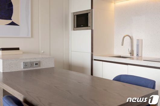 소피텔 앰배서더 서울 호텔·서비스드 레지던스에 설치한 노블 빌트인 정수기 모습(코웨이 제공)