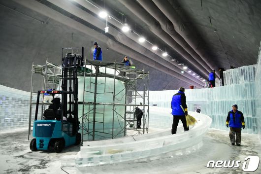 강원 화천 실내얼음조각광장 조성에 나선 작업자들.(화천군 제공)