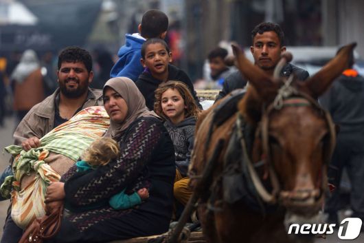 5일(현지시간) 가자지구 남부 칸 유니스에서 대피한 팔레스타인인들이 이집트와의 국경 근처인 라파에 도착하고 있다. 2023.12.05/뉴스1 ⓒ AFP=뉴스1 ⓒ News1 김민수 기자
