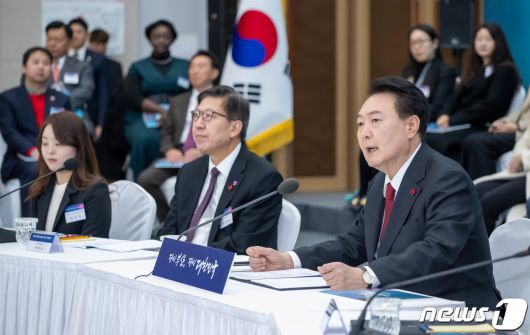 윤석열 대통령이 6일 부산 동구 부산항국제전시컨벤션센터에서 열린 '부산시민의 꿈과 도전 격려 간담회'에서 모두발언을 하고 있다. 2023.12.6/뉴스1 ⓒ News1 부산사진공동취재단