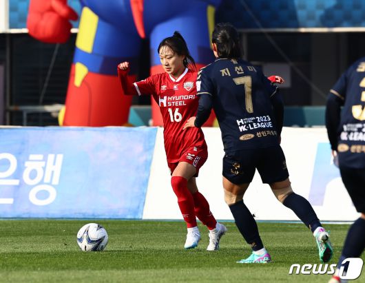 19일 오후 경기 수원종합운동장에서 열린 2023 여자실업축구 WK리그 챔피언결정전 1차전 수원FC 위민과 인천현대제철 레드엔젤스의 경기에서 인천 현대제철 장슬기가 드리블 돌파를 시도하고 있다. 2023.11.19/뉴스1 ⓒ News1 구윤성 기자