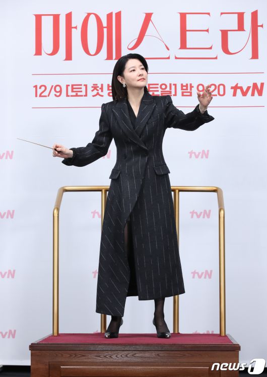 배우 이영애가 6일 서울 구로구 라마다 서울신도림호텔에서 열린 tvN 새 토일드라마 '마에스트라'(감독 김정권) 제작발표회에서 연주를 하고 있다. ⓒ News1 권현진 기자