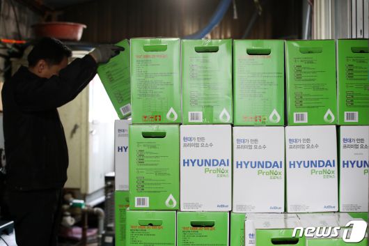 중국 세관이 한국으로 수출하는 요소의 통관을 보류한 것으로 알려진 4일 오후 서울의 한 주유소 창고에서 관계자가 요소수 재고를 정리하고 있다. 2023.12.4/뉴스1 ⓒ News1 이승배 기자