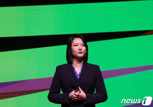 최수연 네이버 최고경영자(CEO)가 24일 오전 서울 강남구 그랜드인터컨티넨탈 서울파르나스에서 열린 팀 네이버 콘퍼런스 단23에서 ‘생성형 AI 시대, 모두를 위한 기술 경쟁력’의 주제로 기조연설을 하고 있다. 이번 콘퍼런스에서는 네이버의 생성형 AI '하이퍼클로바X', 이를 기반으로 한 '클로바X', '큐(CUE):'가 소개됐다. 2023.8.24/뉴스1 ⓒ News1 이재명 기자