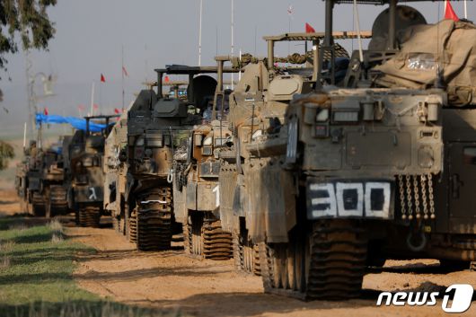 이스라엘과 팔레스타인 무장정파 하마스 간 교전이 계속되고 있는 가운데 4일(현지시간) 이스라엘 기갑부대가 팔레스타인 가자지구 남부 국경 지역에서 이동하고 있다. 2023.12.04 ⓒ 로이터=뉴스1 ⓒ News1 최종일 기자