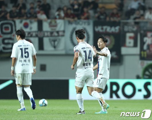 수원FC의 이승우와 윤빛가람. /뉴스1 ⓒ News1 신웅수 기자