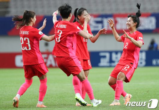 장슬기가 8일 서울 마포구 상암동 서울월드컵경기장에서 열린 대한민국 여자축구 대표팀과 아이티의 평가전에서 중거리 역전골을 넣은 뒤 동료들의 축하를 받고 있다. 2023.7.8/뉴스1 ⓒ News1 허경 기자