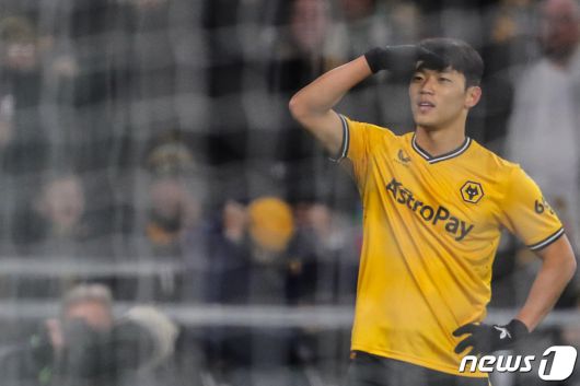 울버햄프턴의 황희찬이 5일(현지시간) 영국 울버햄프턴의 몰리뉴 스타디움에서 열린 EPL 번리와 경기서 결승 골인 리그 8호 골을 터트려 시즌 두 자릿수 공격 포인트를 달성한 뒤 기뻐하고 있다. 2023.11.6 ⓒ AFP=뉴스1 ⓒ News1 우동명 기자