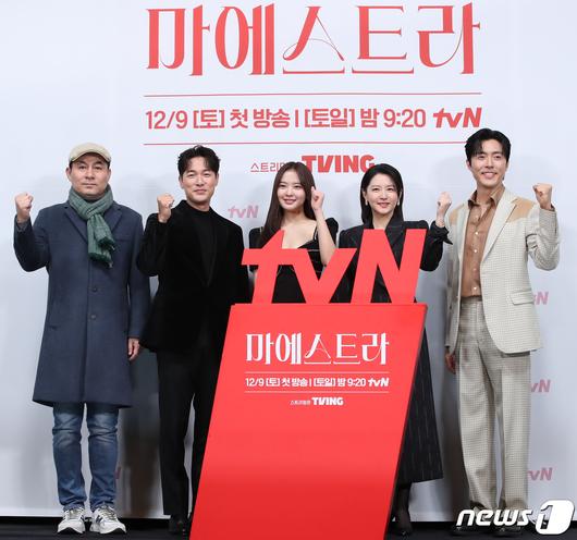 배우 김정권 감독(왼쪽부터)과 배우 이무생, 황보름별, 이영애, 이무생이 6일 서울 구로구 라마다 서울신도림호텔에서 열린 tvN 새 토일드라마 '마에스트라' 제작발표회에서 파이팅을 외치고 있다. '마에스트라'는 전 세계 단 5%뿐인 여성 지휘자 마에스트라 천재 혹은 전설이라 불리는 차세음(이영애 분)이 자신의 비밀을 감춘 채 오케스트라를 둘러싼 사건의 진실을 찾아가는 미스터리 드라마다. 2023,12,6/뉴스1 ⓒ News1 권현진 기자