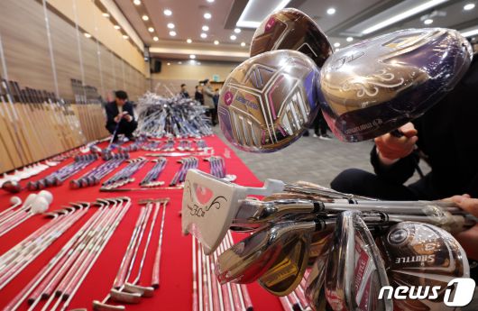 6일 오전 인천 중구 인천본부세관에서 세관 관계자들이 밀수업자 A(39)씨로부터 압수한 중국산 짝퉁 골프채를 살펴보고 있다. 2023.12.6/뉴스1 ⓒ News1 이동해 기자