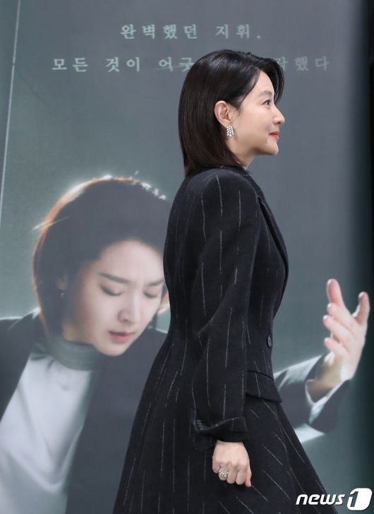 배우 이영애가 6일 서울 구로구 라마다 서울신도림호텔에서 열린 tvN 새 토일드라마 '마에스트라'(감독 김정권) 제작발표회에 참석하고 있다. ⓒ News1 권현진 기자