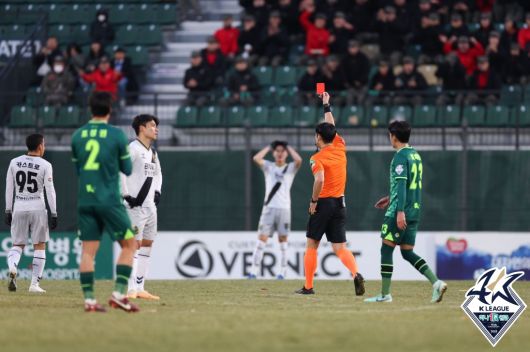 김포와 경남의 K리그2 PO 경기(한국프로축구연맹 제공)