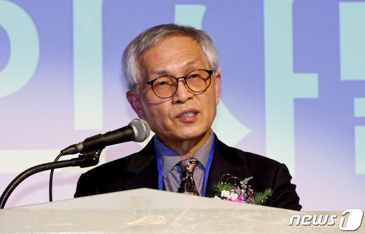 박준덕 소소뱅크 설립준비위원회장이 6일 오후 서울 마포구 중소기업 DMC타워에서 열린 소소뱅크 출범식에서 인사말을 하고 있다. 2023.12.6/뉴스1 ⓒ News1 장수영 기자