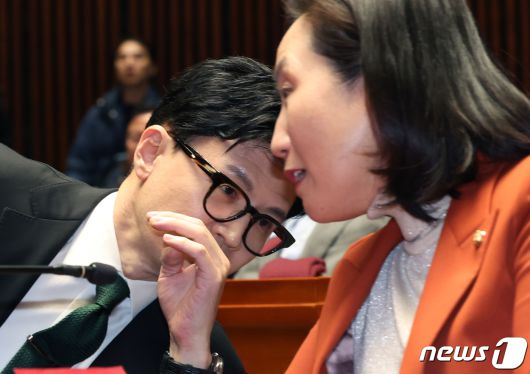 한동훈 법무장관이 6일 서울 여의도 국회에서 열린 국민의힘 정책의원총회에서 전주혜 의원과 대화를 하고 있다. 2023.12.6/뉴스1 ⓒ News1 송원영 기자