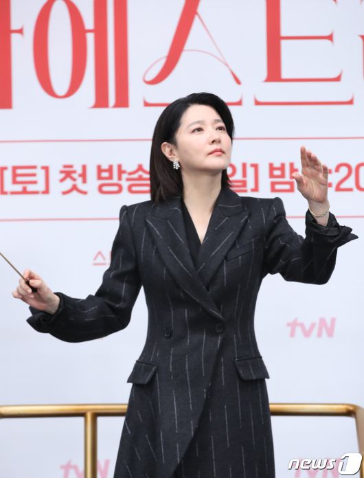 배우 이영애가 6일 서울 구로구 라마다 서울신도림호텔에서 열린 tvN 새 토일드라마 '마에스트라'(감독 김정권) 제작발표회에서 연주하는 포즈를 취하고 있다. ⓒ News1 권현진 기자