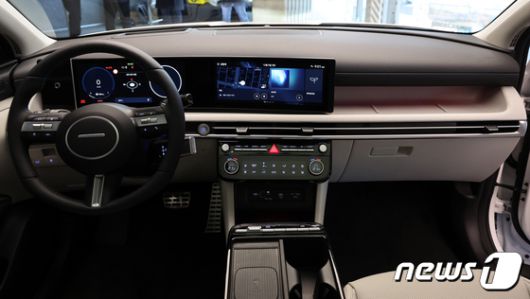 현대자동차가 6일 준중형 스포츠유틸리티차량(SUV) '투싼'의 부분변경 모델인 '더 뉴 투싼'을 출시한다. ‘더 뉴 투싼’은 현대차가 2020년 9월 출시된 4세대 모델의 상품 경쟁력을 끌어올려 3년여 만에 선보이는 부분변경 모델이다. 사진은 지난 5일 서울 강남구 언주로 현대 모터스튜디오 서울에서 공개된 ‘더 뉴 투싼’의 내부 모습. 2023.12.6/뉴스1 ⓒ 뉴스1 김진환 기자