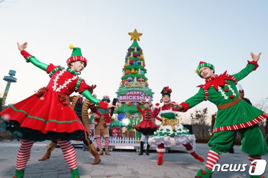 브릭스트릿 광장에 들어선 레고 듀플로 크리스마스 트리(레고랜드 제공)