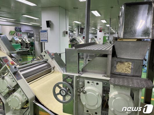 반죽 기기가 입력된 비율료 밀가루와 배합수를 섞은 뒤 반죽을 만들고 있다. 레일에서 인식하는 다양한 반죽값들은 PMS 시스템에 저장된다. ⓒ 뉴스1/신민경 기자.