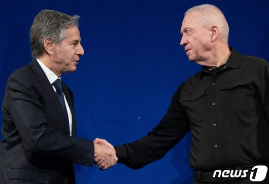 토니 블링컨 미국 국무장관이 30일(현지시간) 개전 이후 4번째로 방문한 이스라엘의 텔아비브에서 요아브 갈란트 국방장관과 회담에 앞서 악수를 하고 있다. 2023.11.1 ⓒ AFP=뉴스1 ⓒ News1 우동명 기자