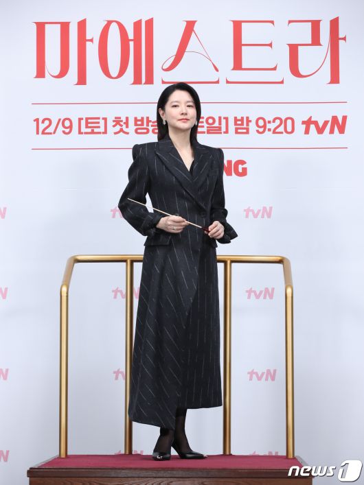 배우 이영애가 6일 서울 구로구 라마다 서울신도림호텔에서 열린 tvN 새 토일드라마 '마에스트라'(감독 김정권) 제작발표회에서 포즈를 취하고 있다. ⓒ News1 권현진 기자