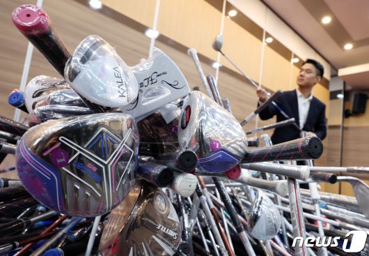 6일 오전 인천 중구 인천본부세관에서 세관 관계자들이 밀수업자 A(39)씨로부터 압수한 중국산 짝퉁 골프채를 살펴보고 있다. 2023.12.6/뉴스1 ⓒ News1 이동해 기자