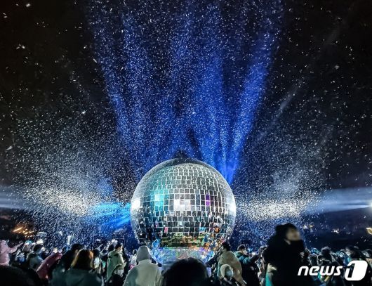 슈퍼 스노볼 앞에서 즐기는 댄스타임(서울랜드 제공)